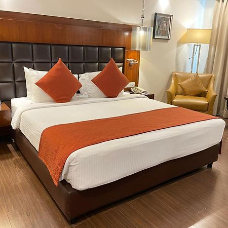 Paradigm Sarovar Portico Kākināda Екстериор снимка