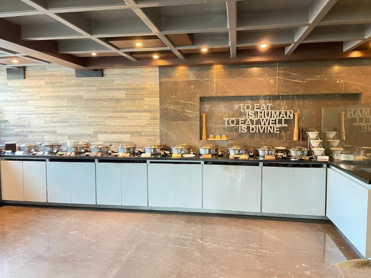 Paradigm Sarovar Portico Kākināda Екстериор снимка