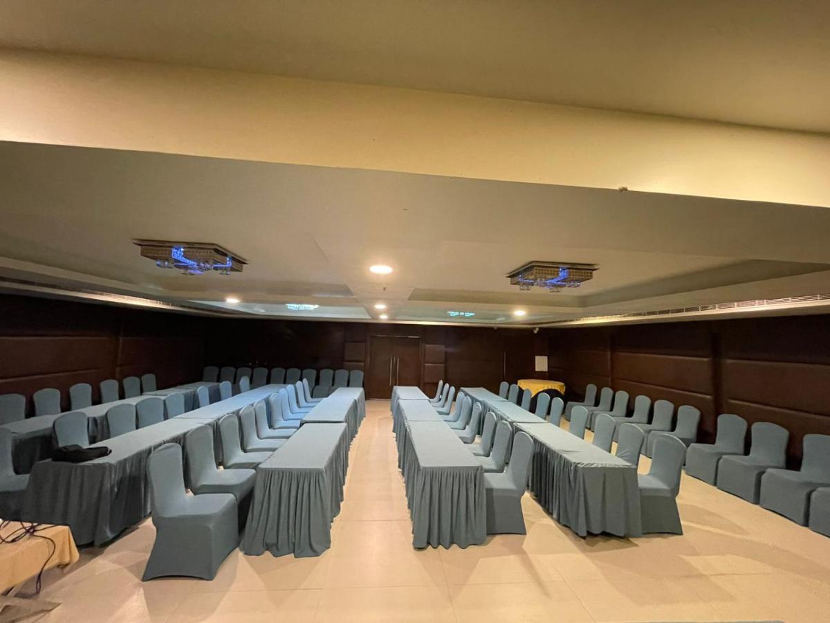 Paradigm Sarovar Portico Kākināda Екстериор снимка