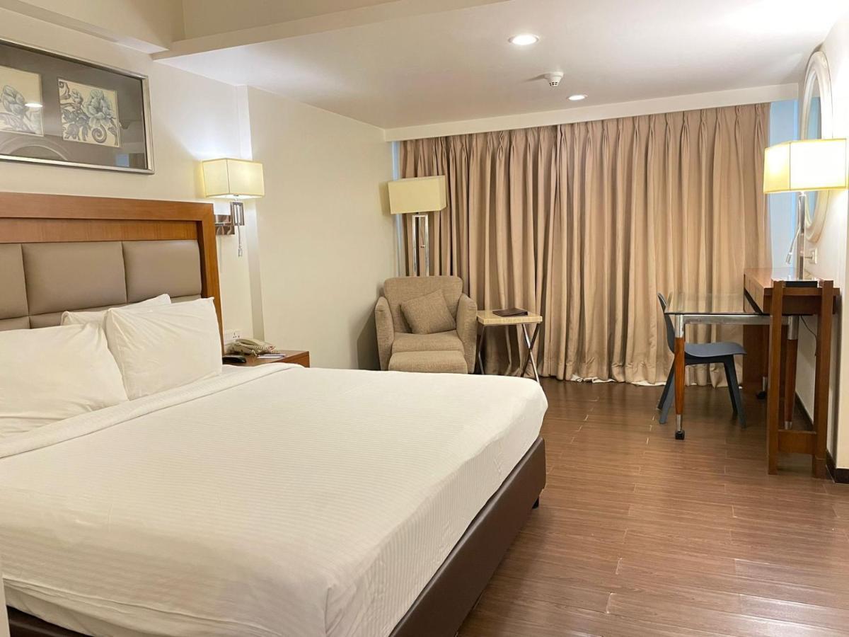 Paradigm Sarovar Portico Kākināda Екстериор снимка