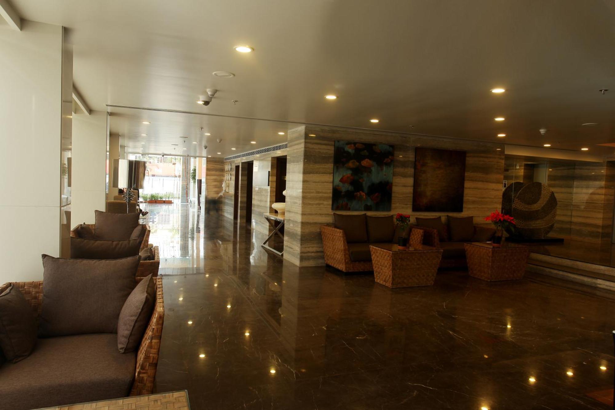 Paradigm Sarovar Portico Kākināda Екстериор снимка
