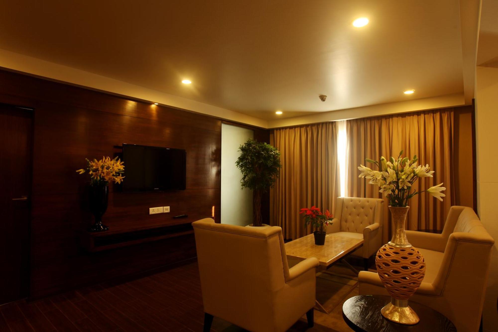 Paradigm Sarovar Portico Kākināda Екстериор снимка